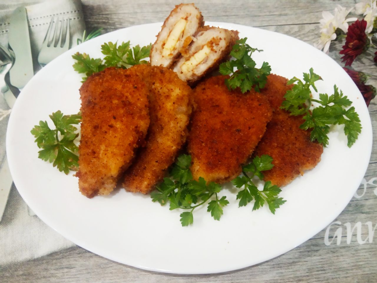 Мясные конвертики с сыром, жареные на сковороде: Выкладываем конвертики на блюдо и подаем с соусом или по своему усмотрению.