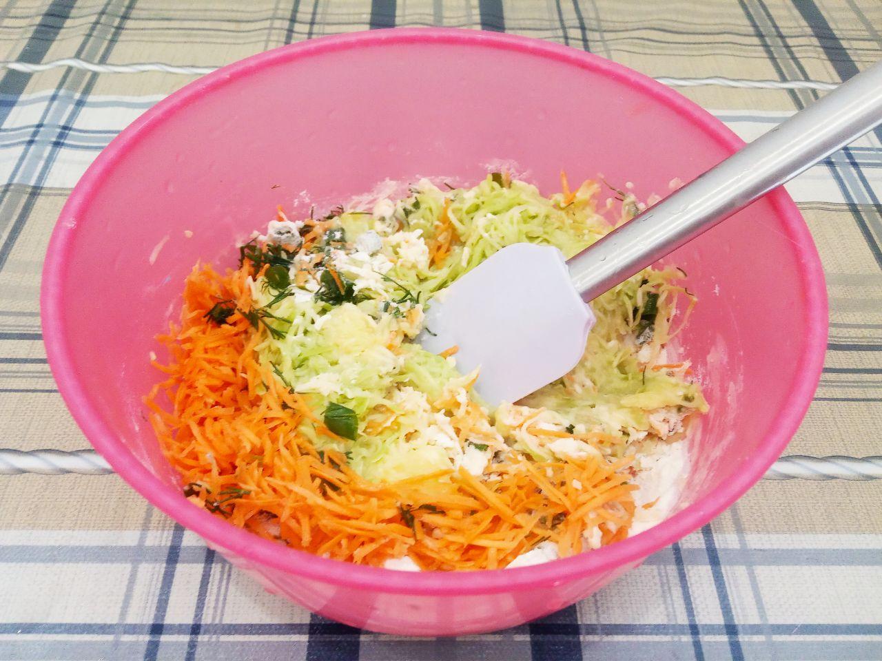 Оладьи из кабачков, сыра и моркови, просто и вкусно: В чашу или в другую посуде соединяем кабачок, морковь, яйцо и муку, солим и перчим по вкусу. Массу тщательно