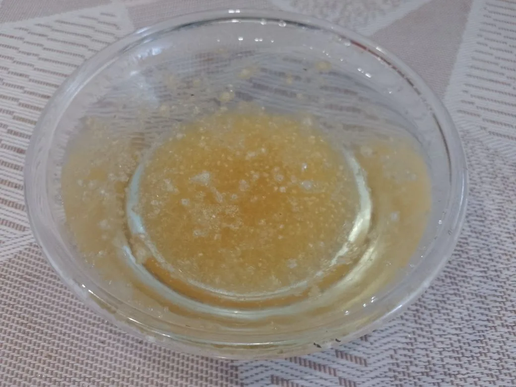 Желе из ягод клубники и жимолости, нежное и вкусное: Желатин замачиваем холодной кипяченой водой на 20 минут. Желатина можно добавить ещё 10 г, тогда желе будет