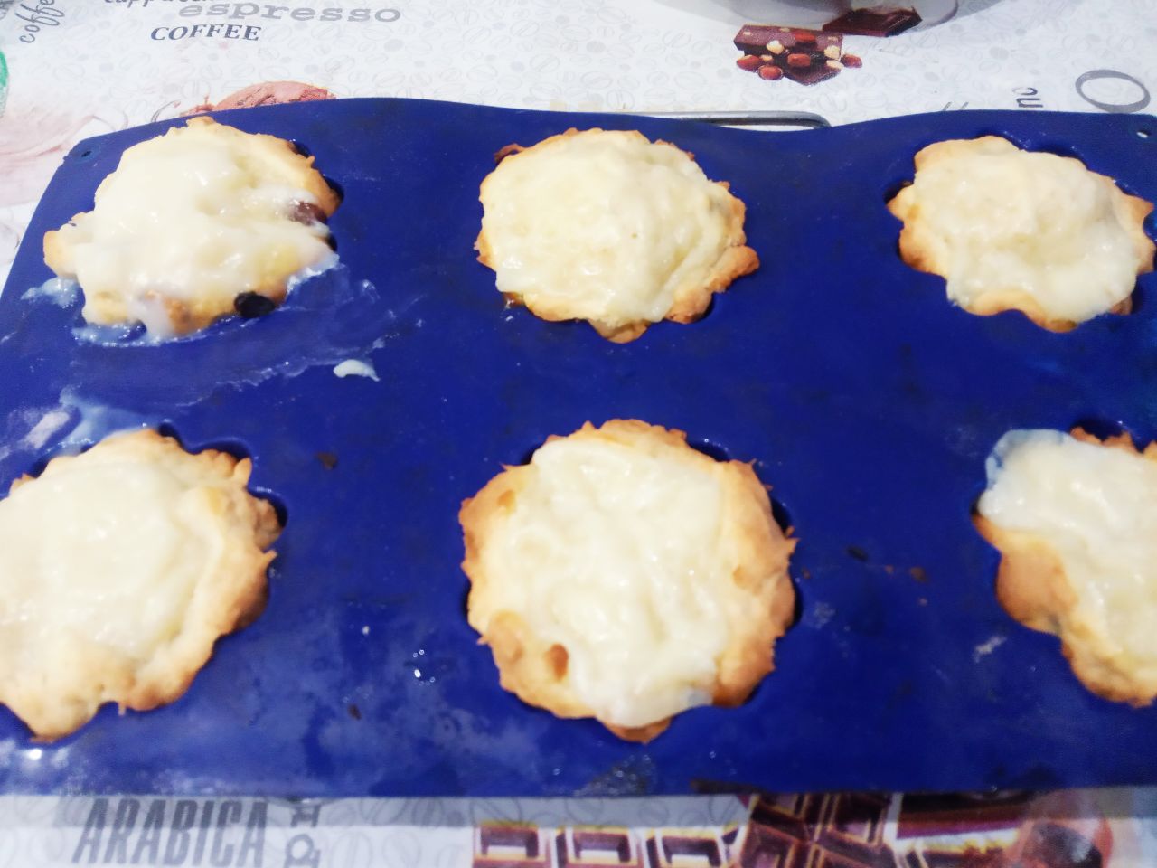 Домашние кексы на кефире с изюмом и заварным кремом: Духовку разогреваем до 180 С и выпекаем около 20 минут до готовности.