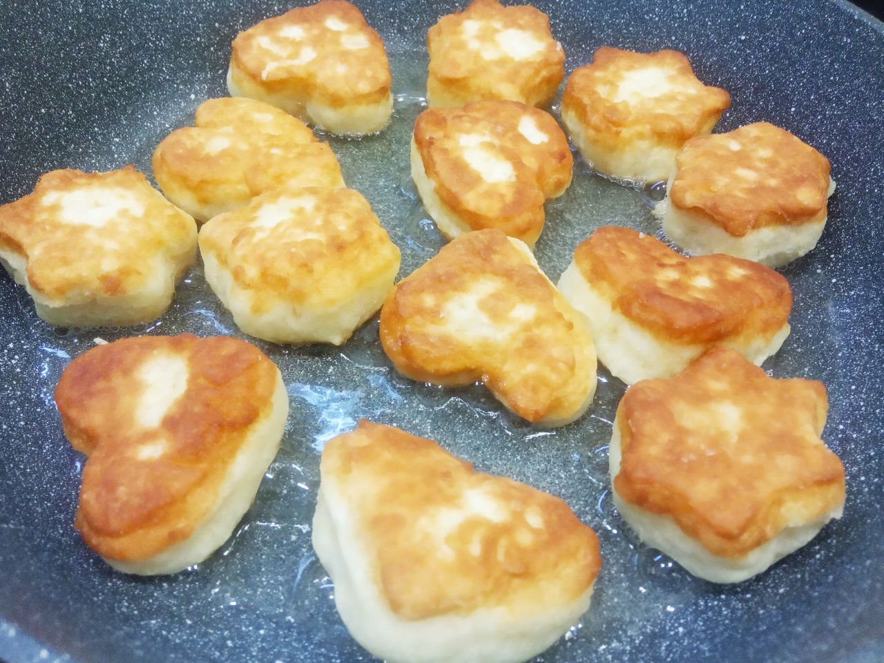Творожная выпечка на сковороде к чаю, быстро и вкусно: Разогреваем сковороду с растительным маслом, кладем творожные фигуры и на медленном огне обжариваем с двух