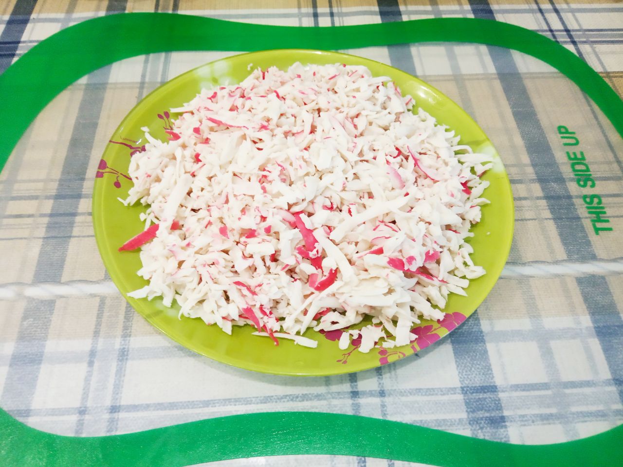 Простой рецепт горячих бутербродов из крабовыми палочками и сыром: Твердый сыр натираем на средней терке.