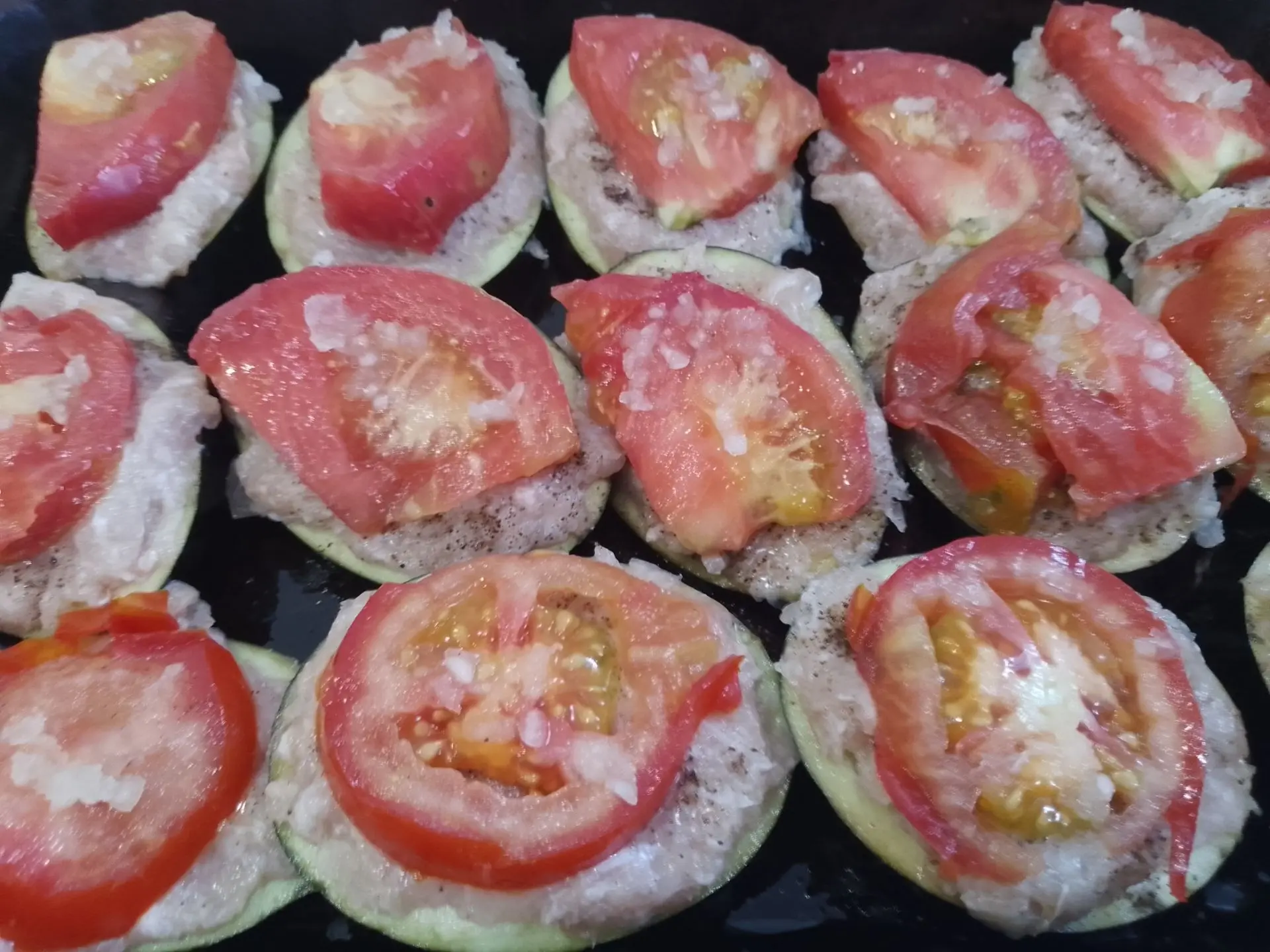 Баклажаны запеченные в духовке с фаршем, сыром и помидорами: кладем кружочки помидоров на фарш