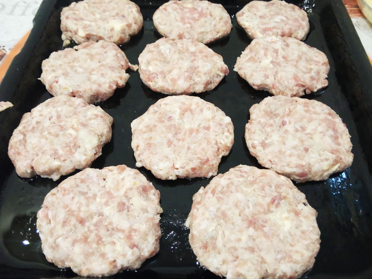 Мясные стожки с сыром и картофельным пюре: Противень смазываем жиром или застилаем пергаментом. Формируем из котлетной массы круглые лепешки и