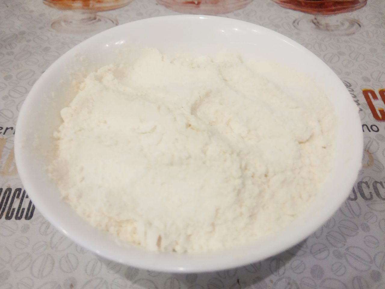 Манный пирог воздушный и мягкий, простой и вкусный: Муку просеиваем через мелкое сито.
