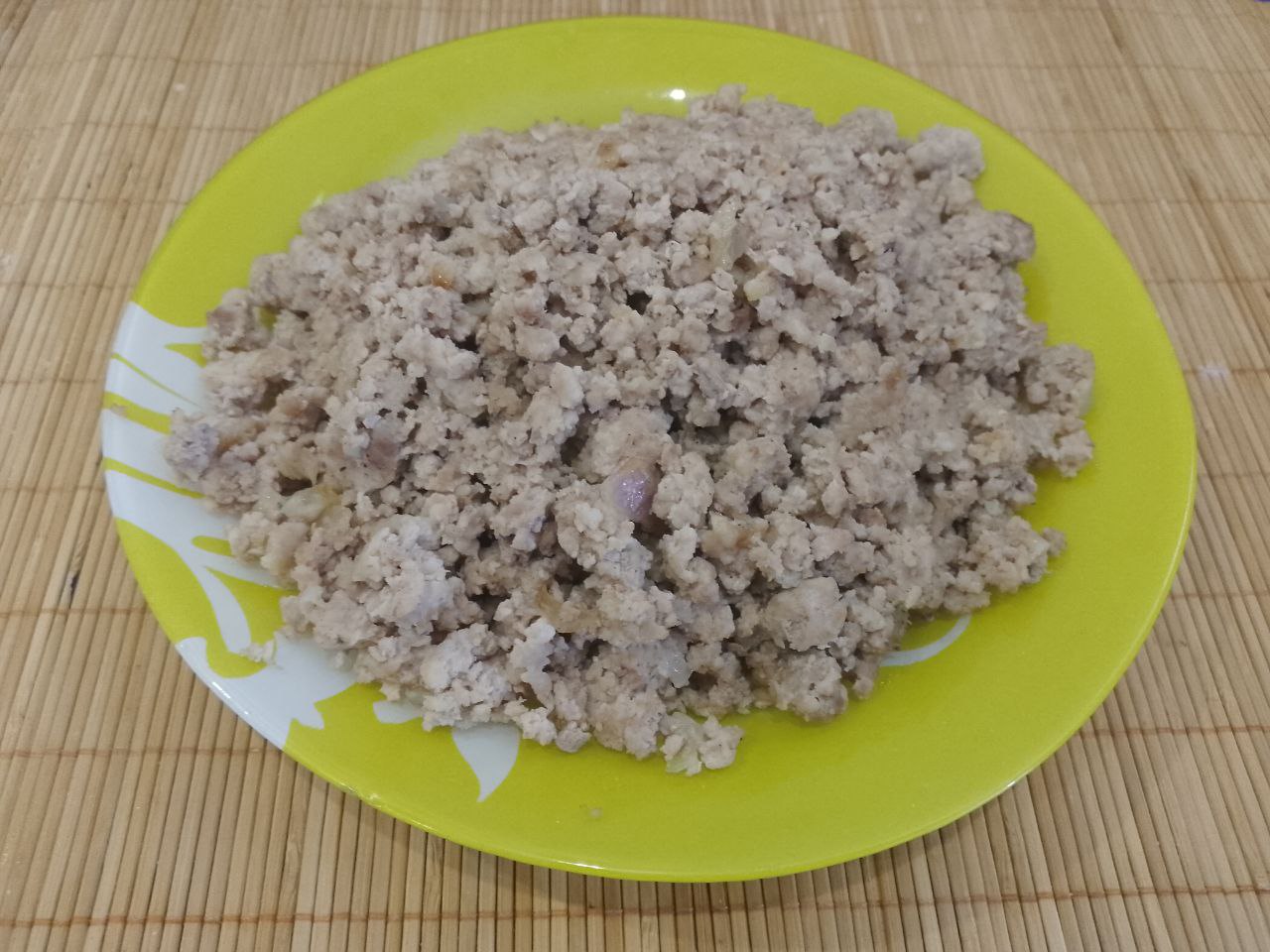 Вкусные и сытные пирожки из дрожжевого теста, с мясной начинкой: Разогреваем сковороду с растительным маслом и обжариваем лук до золотистого цвета. Выкладываем фарш, солим,