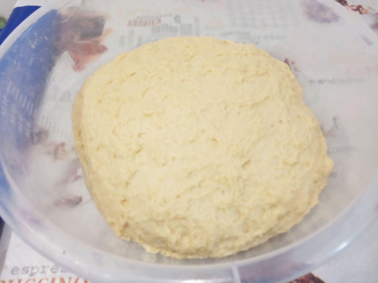 Домашние пасхальные куличи воздушные, мягкие и вкусные: Кладем тесто в большую емкость и ставим в теплое место для подъема.