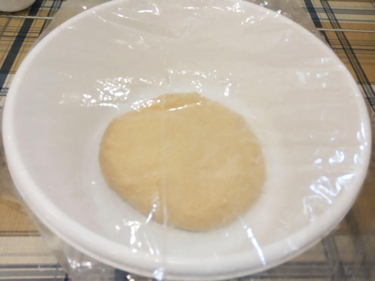 Домашние булочки с начинкой из шоколадной крошки: Тесто накрываем пленкой или полотенцем и ставим на час для подъема.