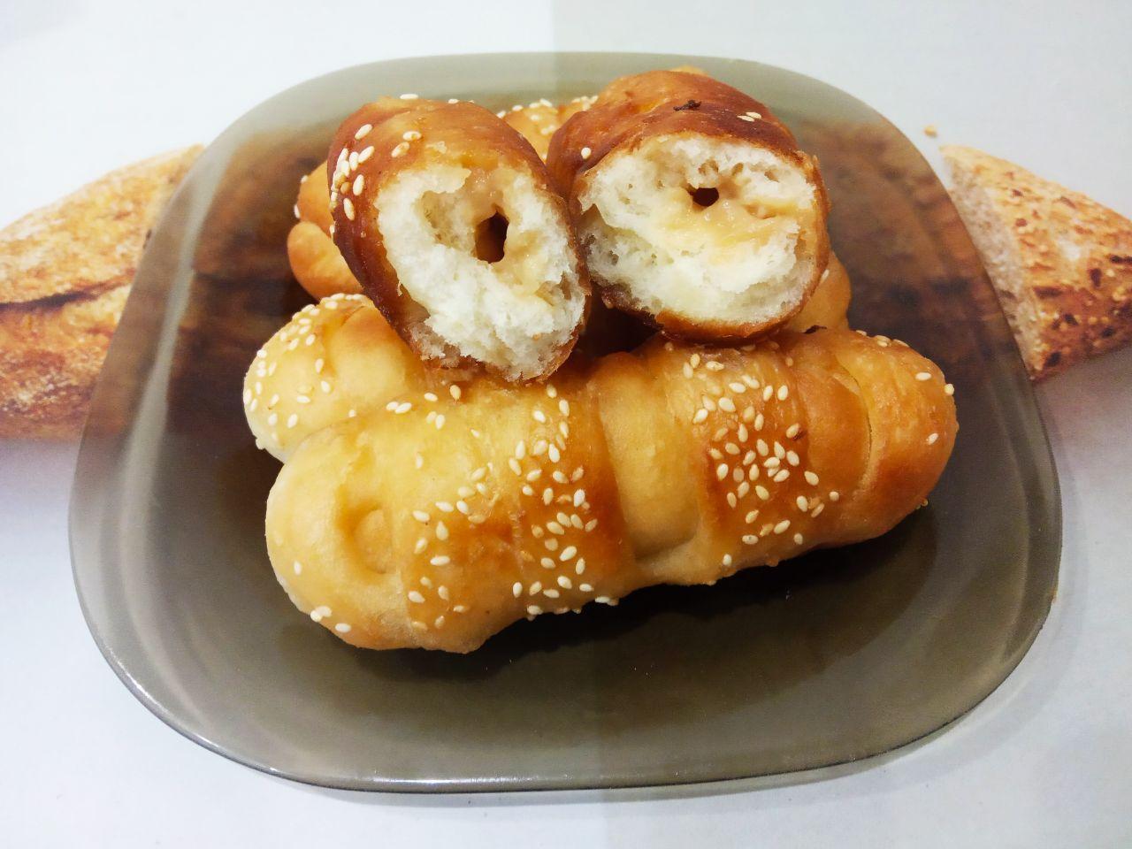 Жареные пончики без яиц с начинкой и с кунжутом