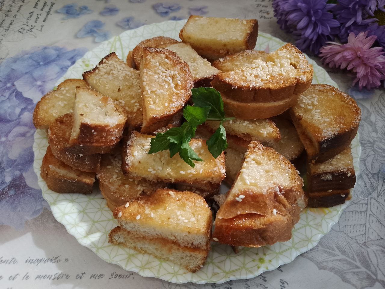 Десерт к чаю из батона, джема, сливочного масла и кунжута: Достаем из духовки противень с подсушенными полосками, охлаждаем и складываем на блюдо.