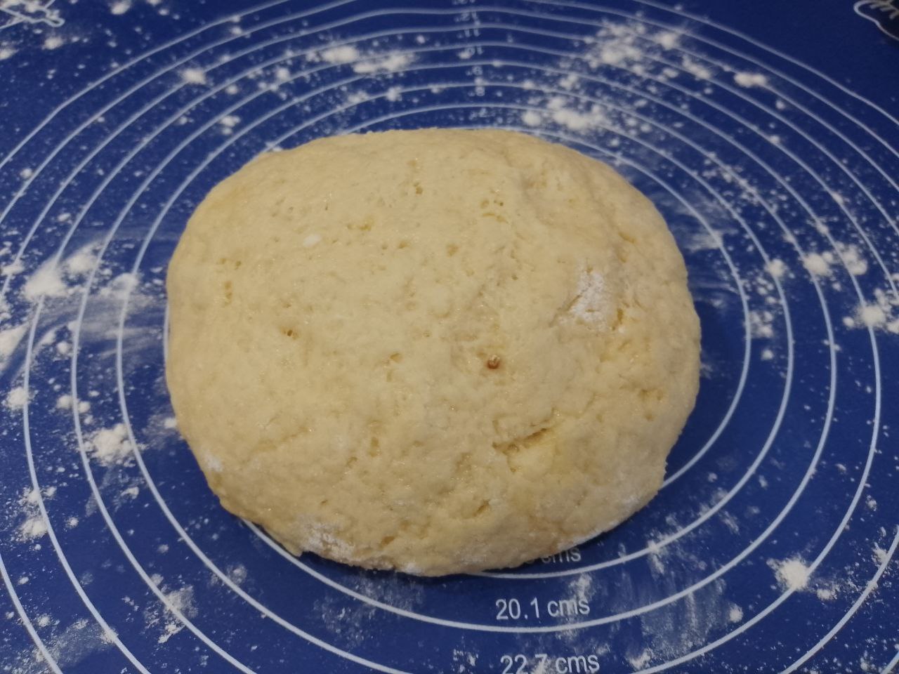 Домашнее ореховое песочное печенье к чаю, просто и вкусно: Достаем тесто холодильника и выкладываем на рабочую поверхность присыпанную мукой.