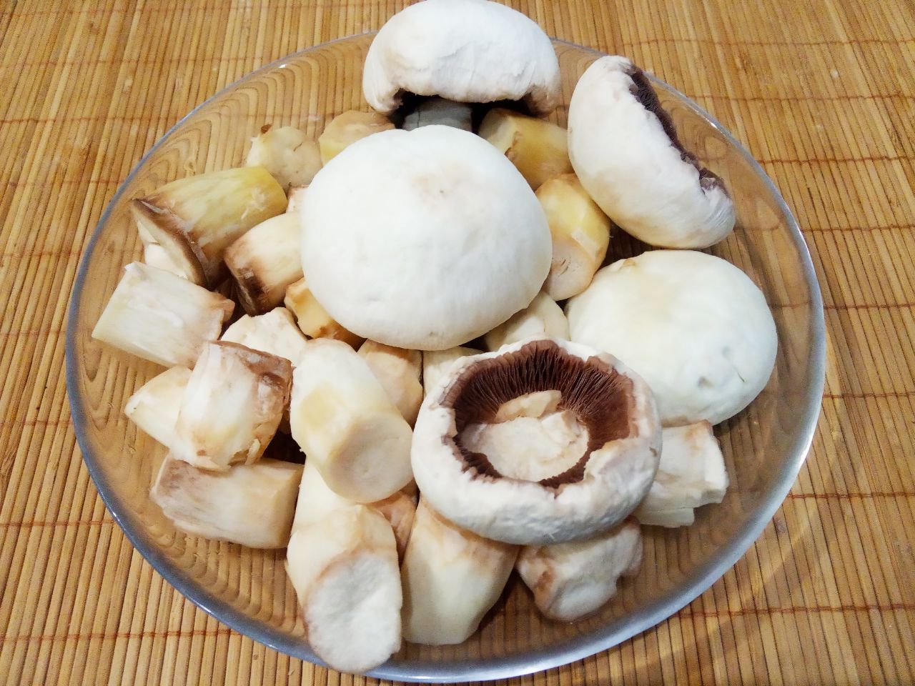 Шампиньоны с сыром, запеченные в духовке, вкусные и аппетитные: Грибные ножки и несколько шапочек нарезаем кубиками.