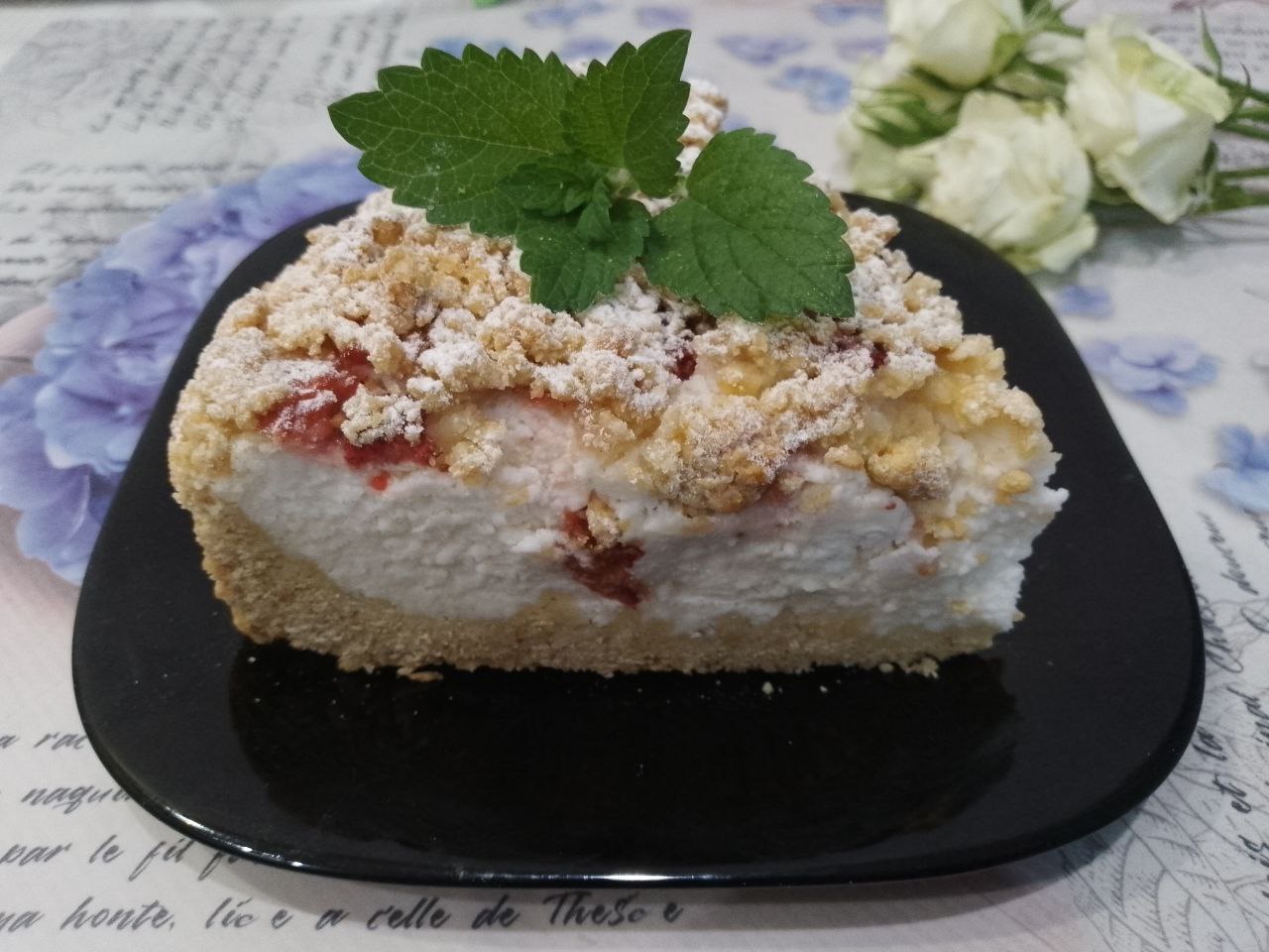 Пирог из песочной крошки, творожной начинки и ягод клубники: Достаем пирог из духовки и полностью охлаждаем в форме. Достаем пирог из формы, разрезаем на части и подаем к