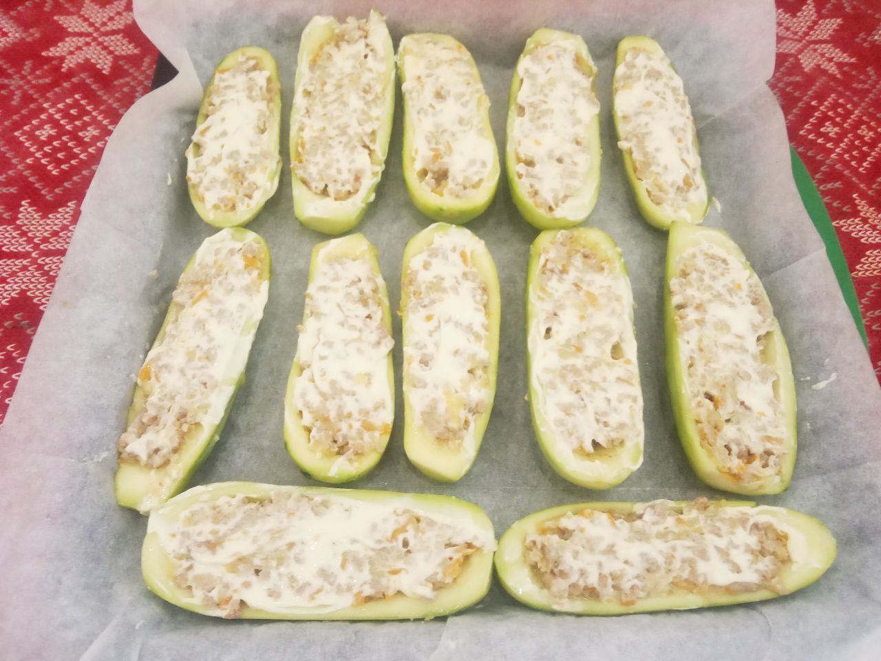 Кабачки фаршированные мясным фаршем, луком, морковью и сыром: Кабачки с начинкой смазываем майонезом по вкусу.