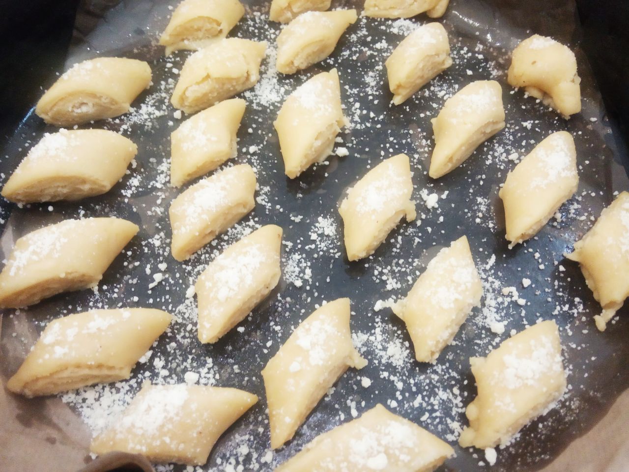 Печенье с корицей и мучной крошкой, песочное и рассыпчатое: Полоски укладываем на противень, застланный пергаментом, сверху посыпаем мучной крошкой.