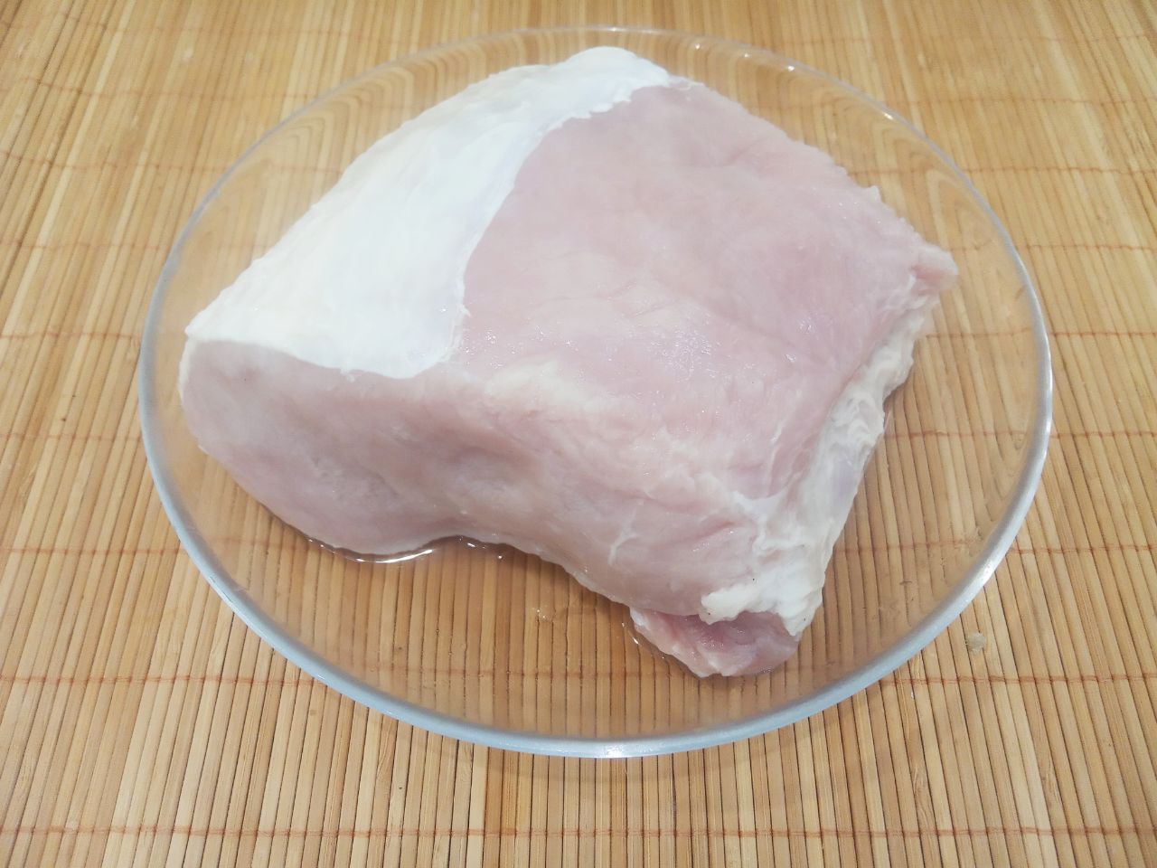 Жареное мясо на сковороде с луком, в соевом соусе и специях: Мясо выбираем нежирное, хорошо промываем водой и просушиваем.