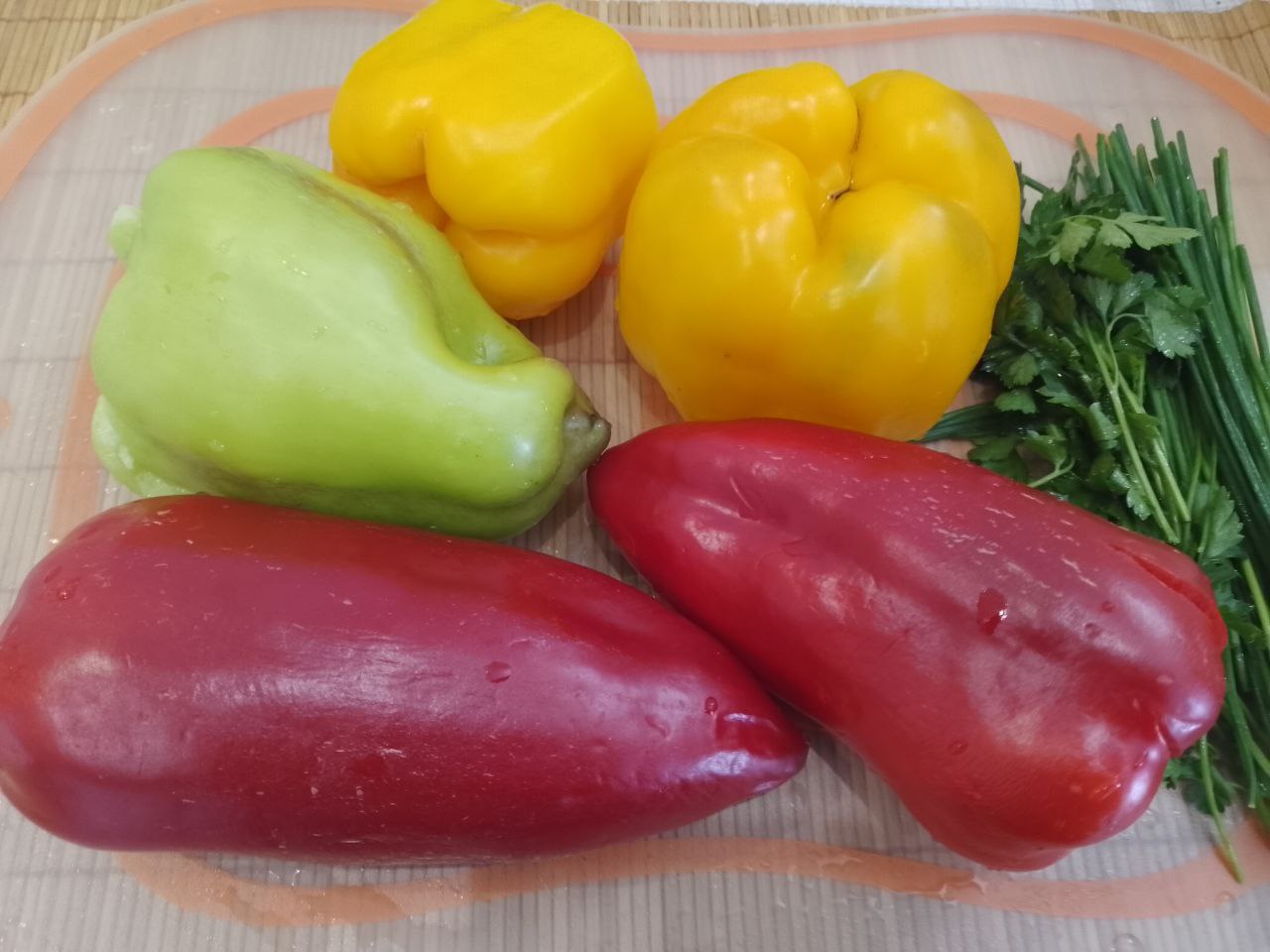 Салат из сладкого перца и зелени