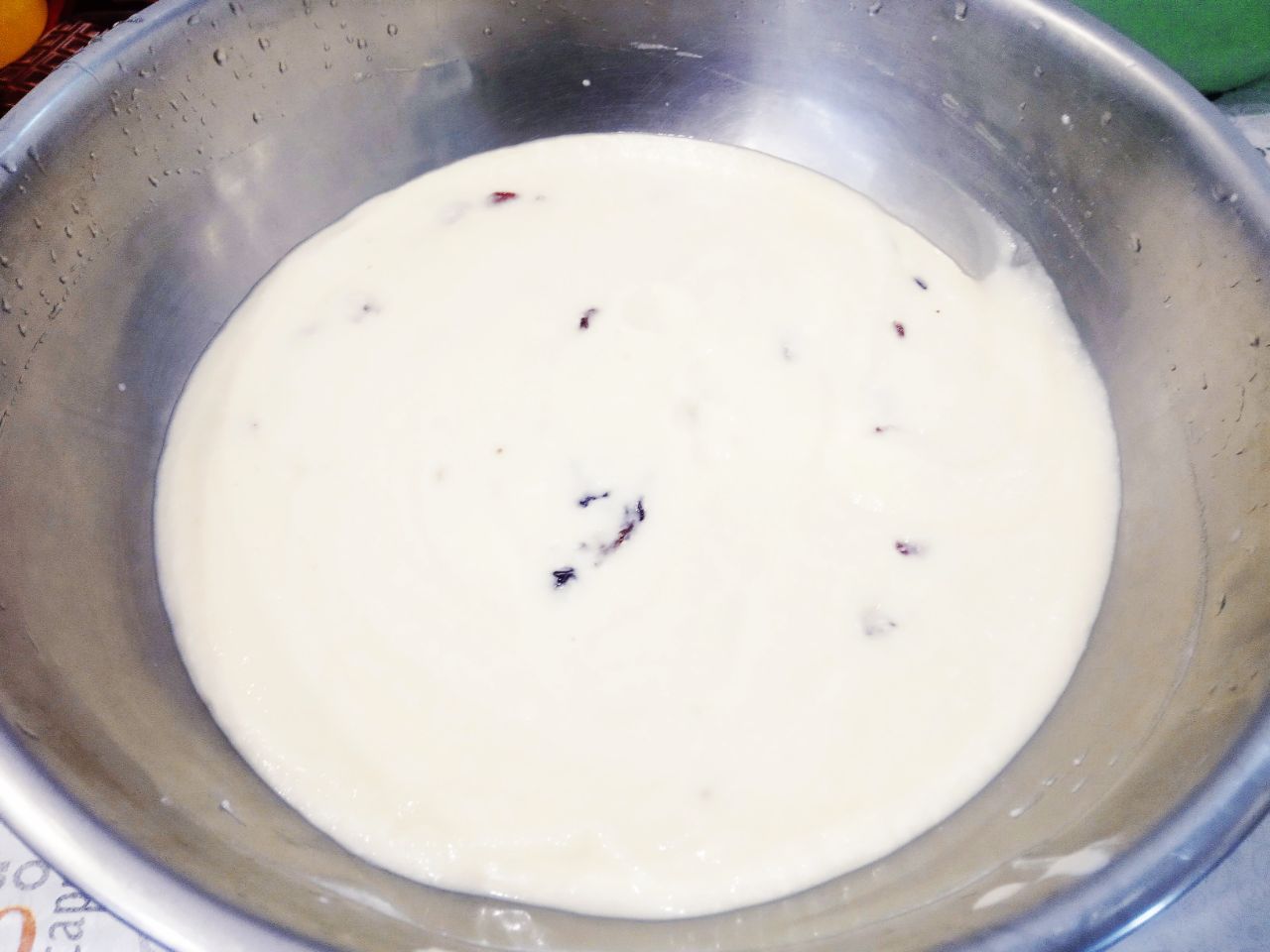 Творожная заварная пасха, нежная и вкусная: Снимаем творожную массу с водяной бани, охлаждаем, добавляем изюм, вяленую клюкву и вишню. Можно добавить