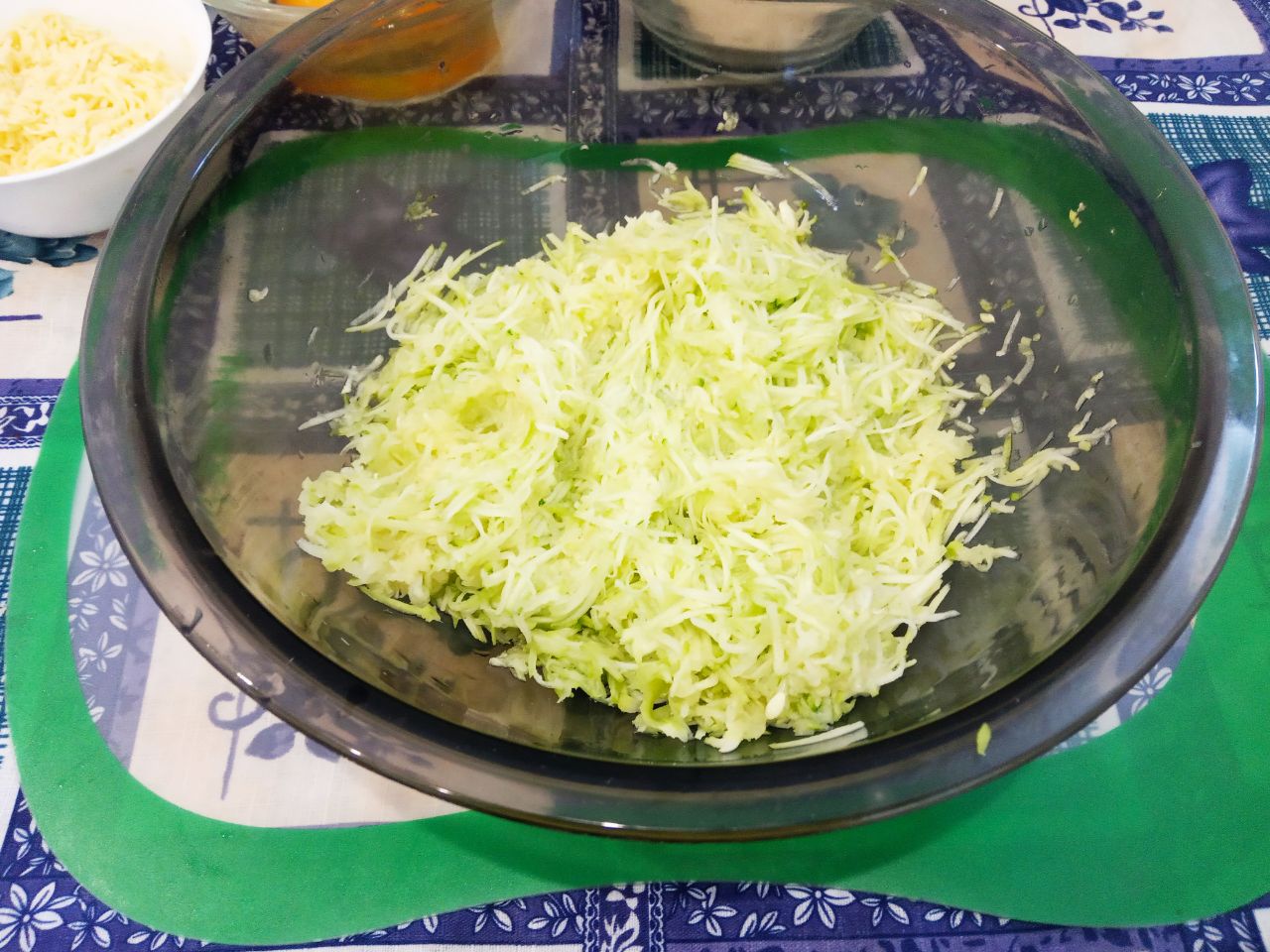 Кабачковые лепешки с сыром и манной крупой запеченные в духовке: Кабачки очищаем, промываем и натираем на мелкой терке.