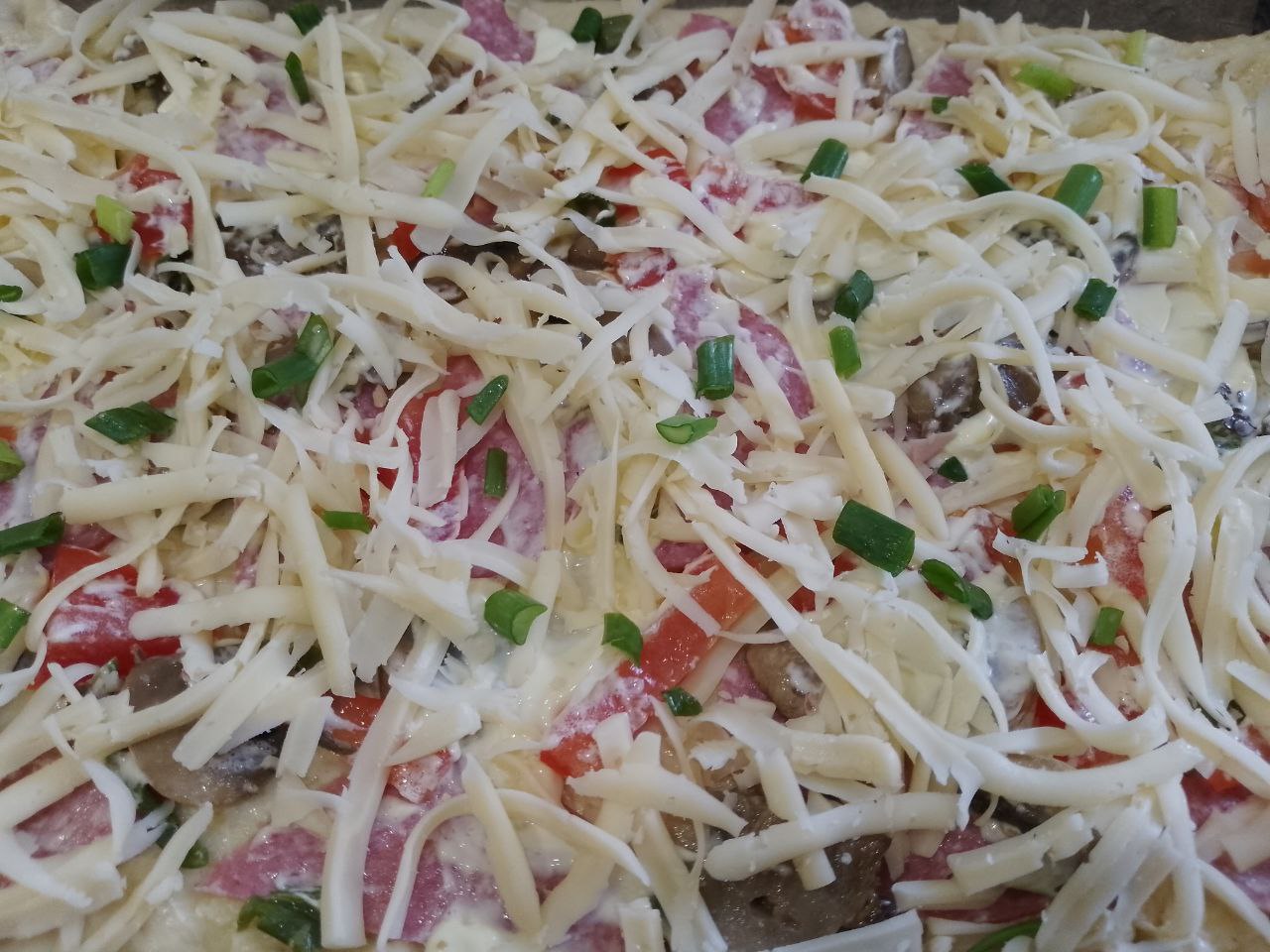 Домашняя пицца с шампиньонами, колбасой, помидорами и сыром: Сверху смазываем майонезом, посыпаем луком и тертым сыром.