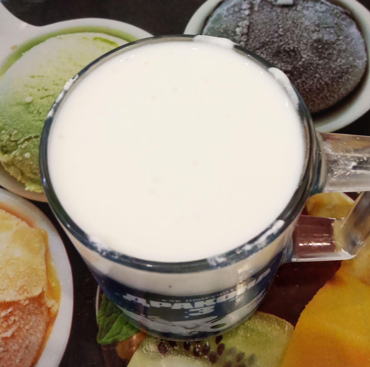 Вишневый пирог на кефире, просто и вкусно: К кефиру добавляем соду, перемешиваем и выливаем в емкость со взбитыми яйцами. Смесь хорошо размешиваем.