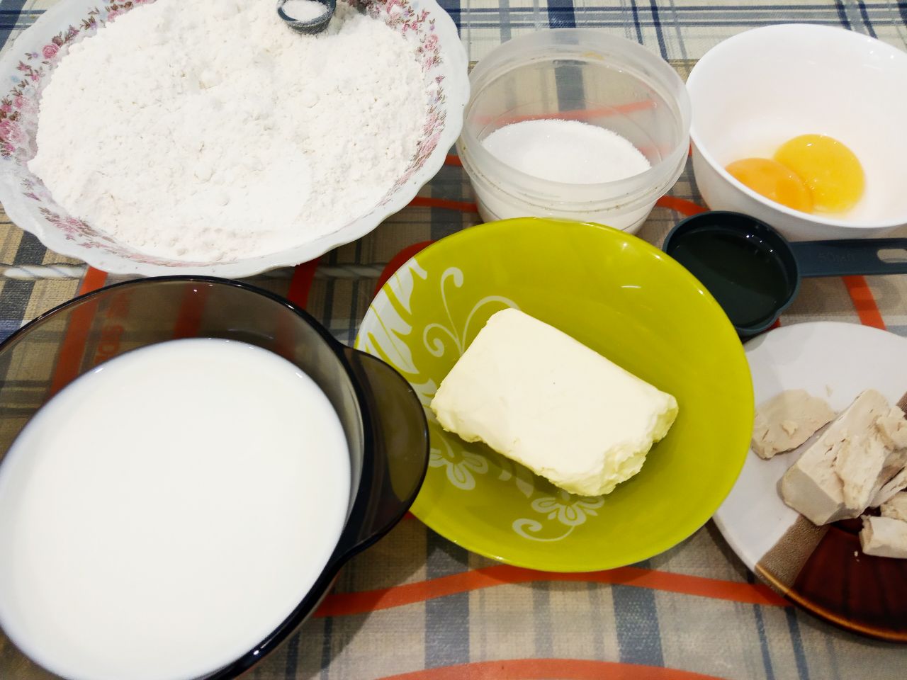 Воздушные и нежные булочки с заварным кремом и изюмом