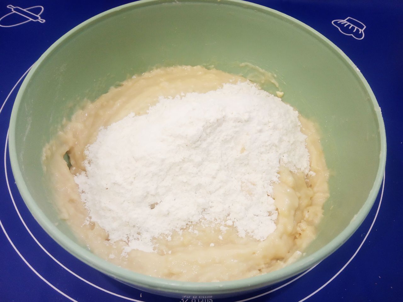 Домашние пряники в глазури, мягкие и вкусные: Добавляем оставшуюся муку, замешиваем мягкое и нежное тесто.