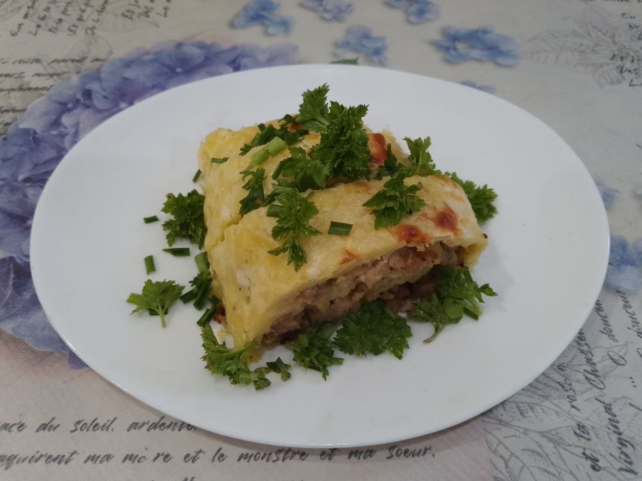 Рулет из тертого картофеля с мясной начинкой, запеченный в духовке