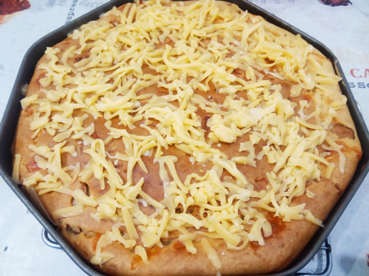 Ленивый пирог на кефире, с мясом и сыром в духовке: Испеченный пирог достаем из духовки, посыпаем тертым сыром и ставим обратно в духовки, чтобы сыр расплавился.