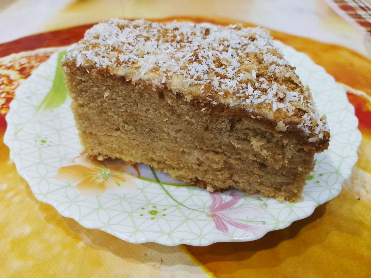 Пирог с кремом из сметаны и вареного сгущенного молока, нежный и мягкий