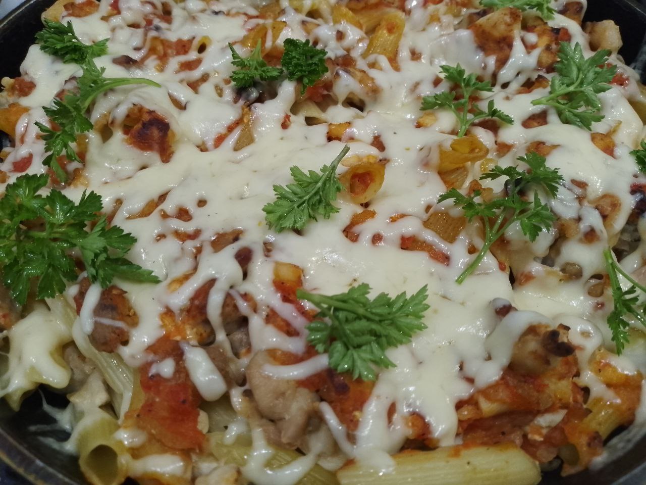 Макаронная запеканка с курицей, сыром и помидорами