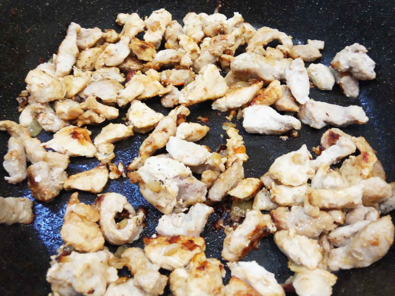 Макаронные гнёзда с мясом и сыром, в соусе: Кладем кусочки мяса, солим, перчим по вкусу, добавляем соевый соус и обжариваем до полу готовности.