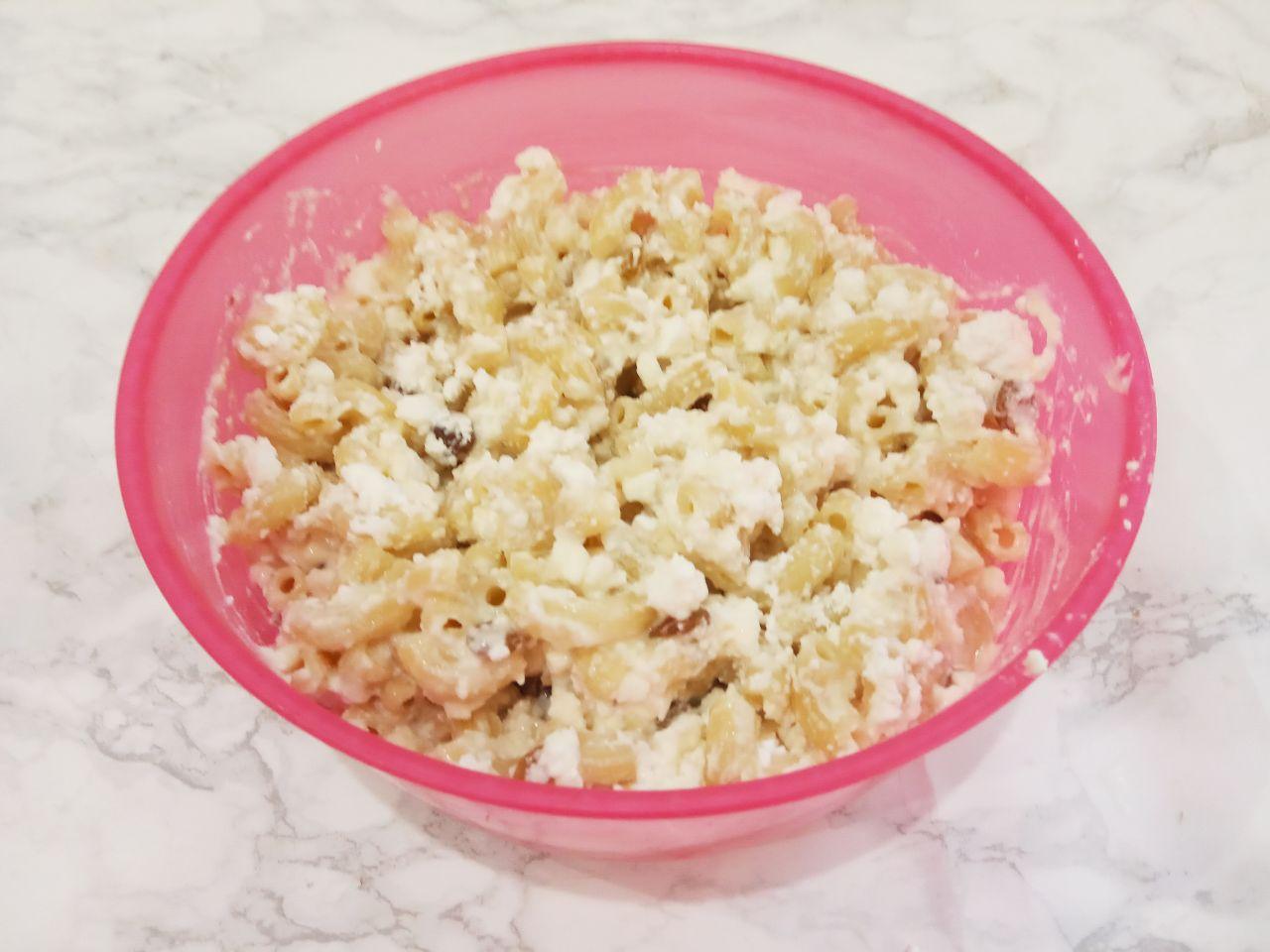 Вкусная запеканка из макарон и творога: Соединяем с макаронами, размешиваем.