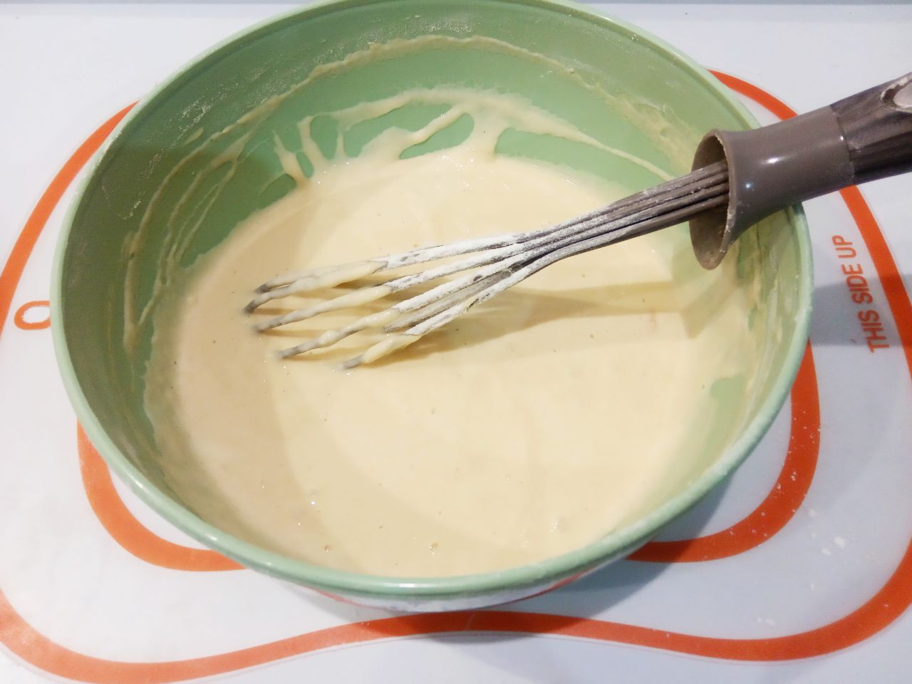 Заливной пирог с фаршем и луком на сковороде, просто и вкусно: Муку просеиваем через мелкое сито и добавляем в смесь, размешиваем. Тесто должно получится, как сметана не