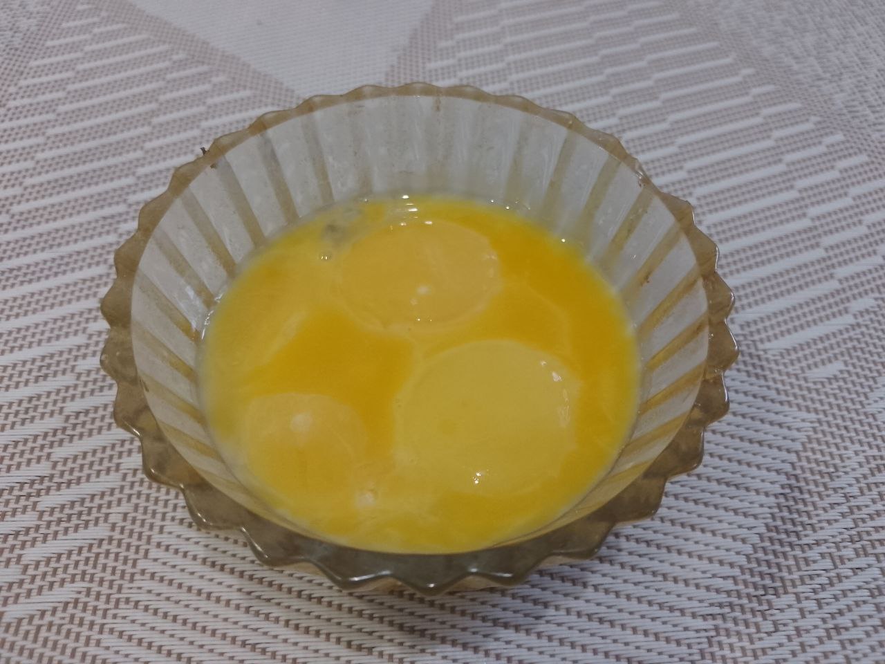 Пирог из песочной крошки, с творожной начинкой и замороженными ягодами: Яйца разделяем на белки и желтки в разную посуду.