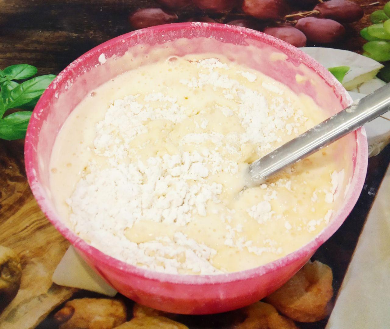 Простое и вкусное печенье с фруктами: Затем частями добавляем муку в смесь и замешиваем тесто. Тесто должно быть не жидким и не крутым, нужно такой