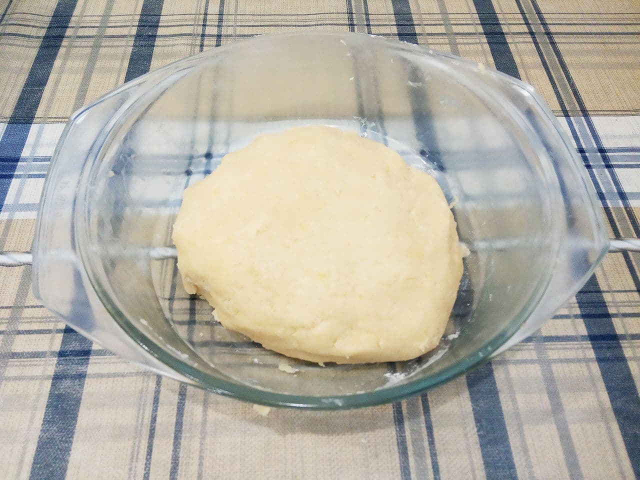 Рассыпчатое песочное домашнее печенье с крахмалом, вкусно и просто: Муку с содой просеиваем через мелкое сито и добавляем в смесь, замешиваем мягкое и нежное тесто.