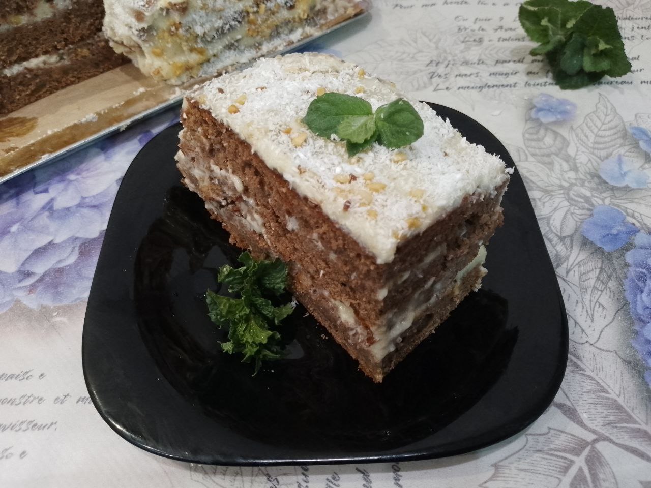 Шоколадный бисквитный пирог с заварным кремом и кокосовой стружкой