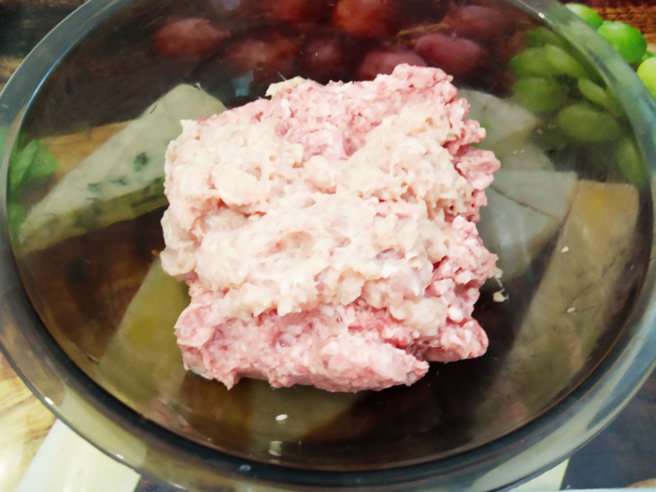 Мясные зразы с грибной начинкой запеченные в духовке, сочные и вкусные: Куриное филе промываем, просушиваем и пропускаем через мясорубку.