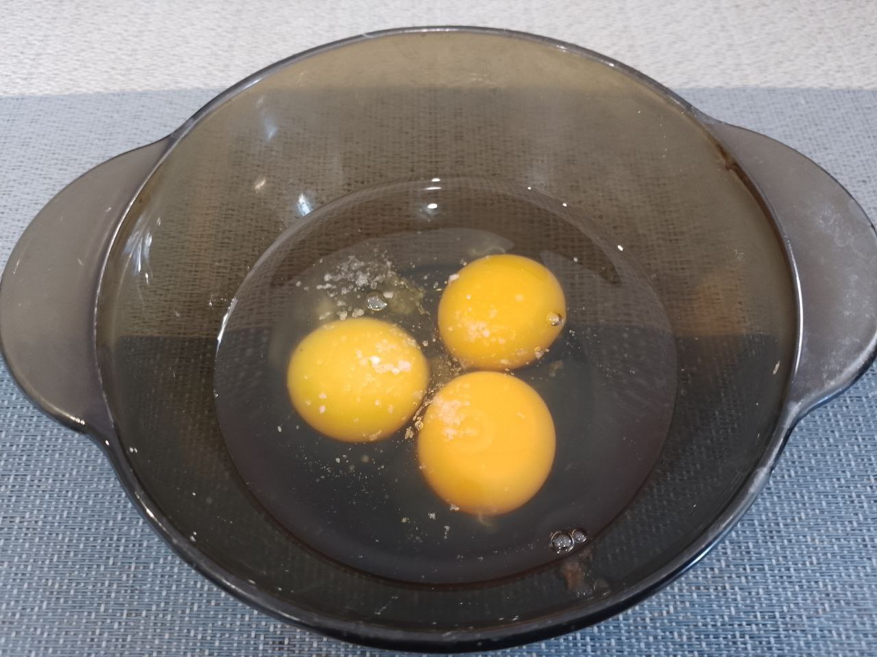 Омлет из яиц, на водяной бане: Яйца разбиваем в чашу, солим по вкусу и взбиваем венчиком.