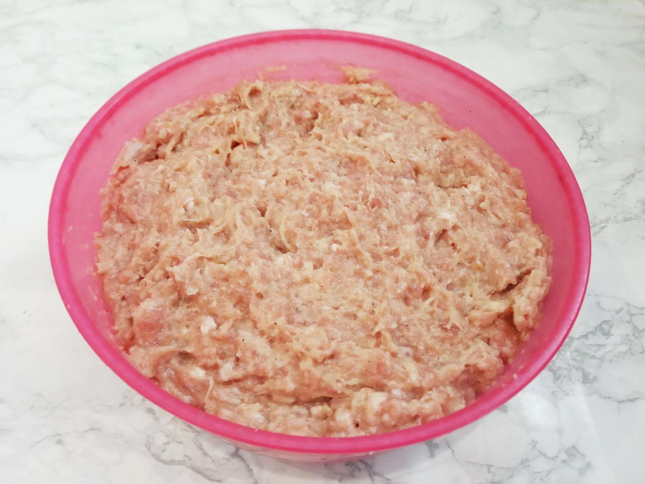 Нежные и сочные зразы мясные  с сыром: Разделяем котлетную массу на равные части.