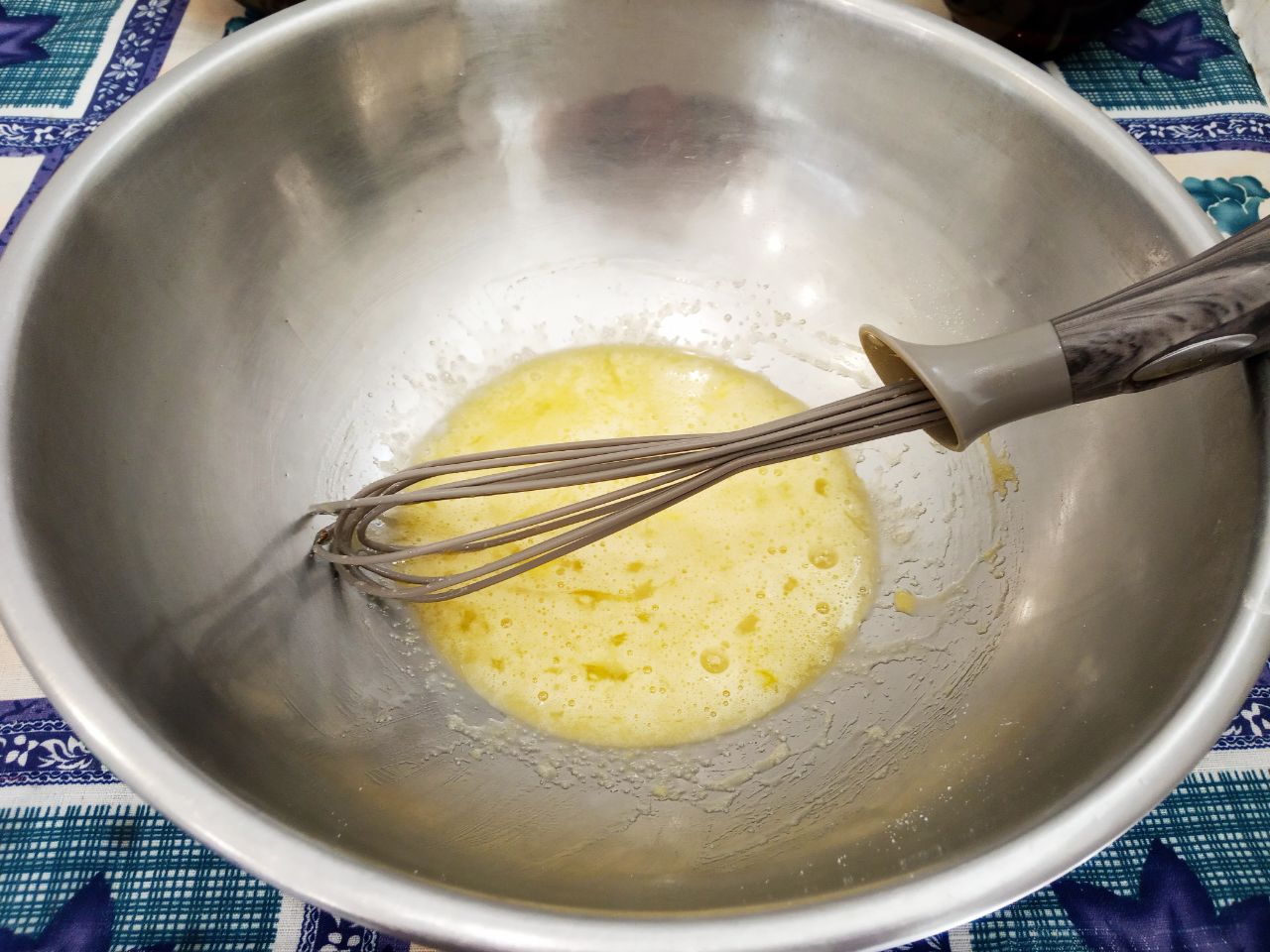 Пирожки с клубникой, из бездрожжевого теста, воздушные и рассыпчатые: Яйца разбиваем в миску, добавляем сахар и соль, тщательно растираем. Одно яйцо разделяем не белок и желток,