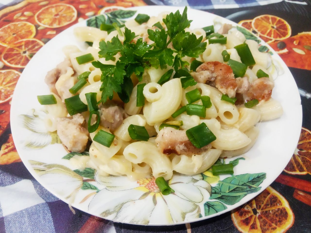 Простой рецепт макаронных изделий с мясом, сыром и луком, вкусно и аппетитно: Перед подачей к столу посыпаем зеленью. Макароны с сыром хорошо разогреваются в микроволновой печи если