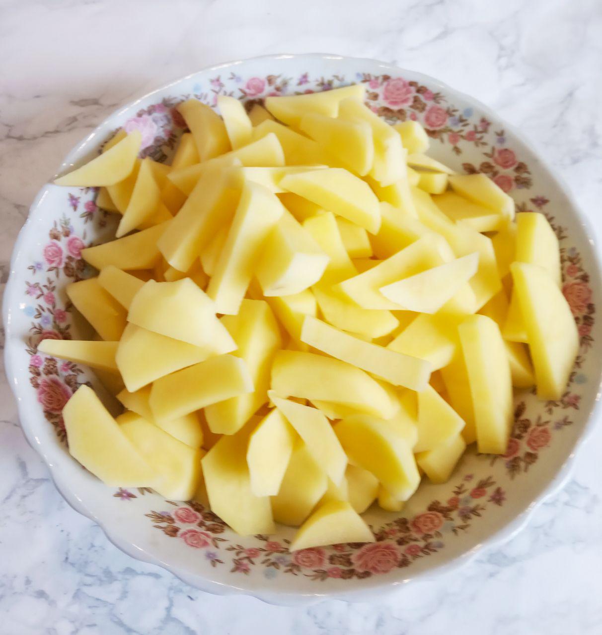 Зеленый борщ из щавеля, вкусный и аппетитный: Картофель очищаем от кожуры, промываем водой и нарезаем соломкой.
