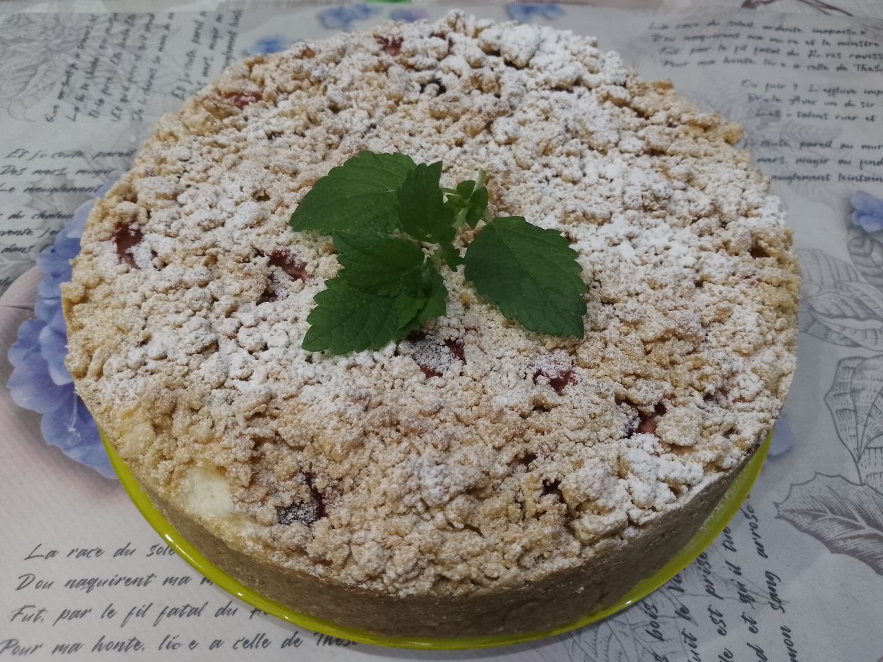 Пирог из песочной крошки, творожной начинки и ягод клубники: Достаем пирог из духовки и полностью охлаждаем в форме. Достаем пирог из формы, разрезаем на части и подаем к