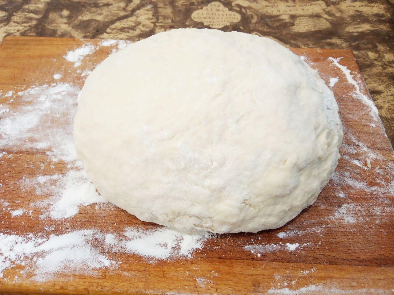 Вареники на кефире с халвой на пару, воздушные и вкусные: Замешиваем мягкое нежное тесто, накрываем тесто салфеткой и оставляем на полчаса для набухания.