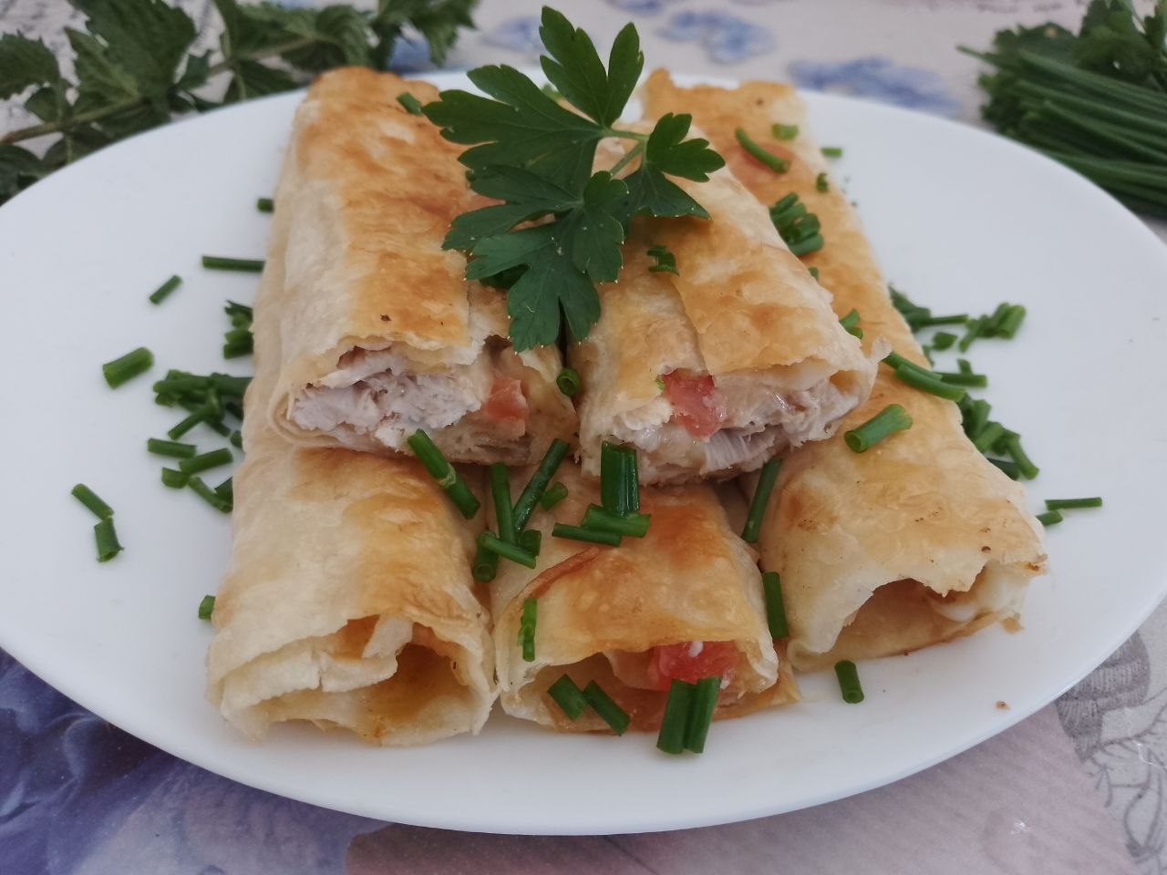 Лаваш с начинкой из куриного мяса, сыра и помидоров