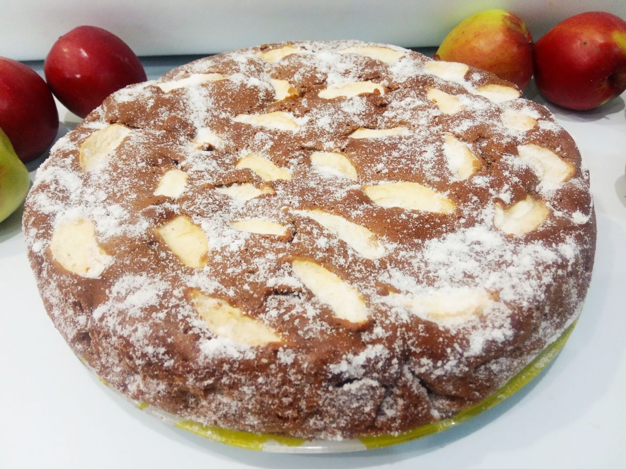 Шоколадный пирог на молоке с яблоками, вкусный и аппетитный: Достаем пирог из формы и посыпаем сахарной пудрой.