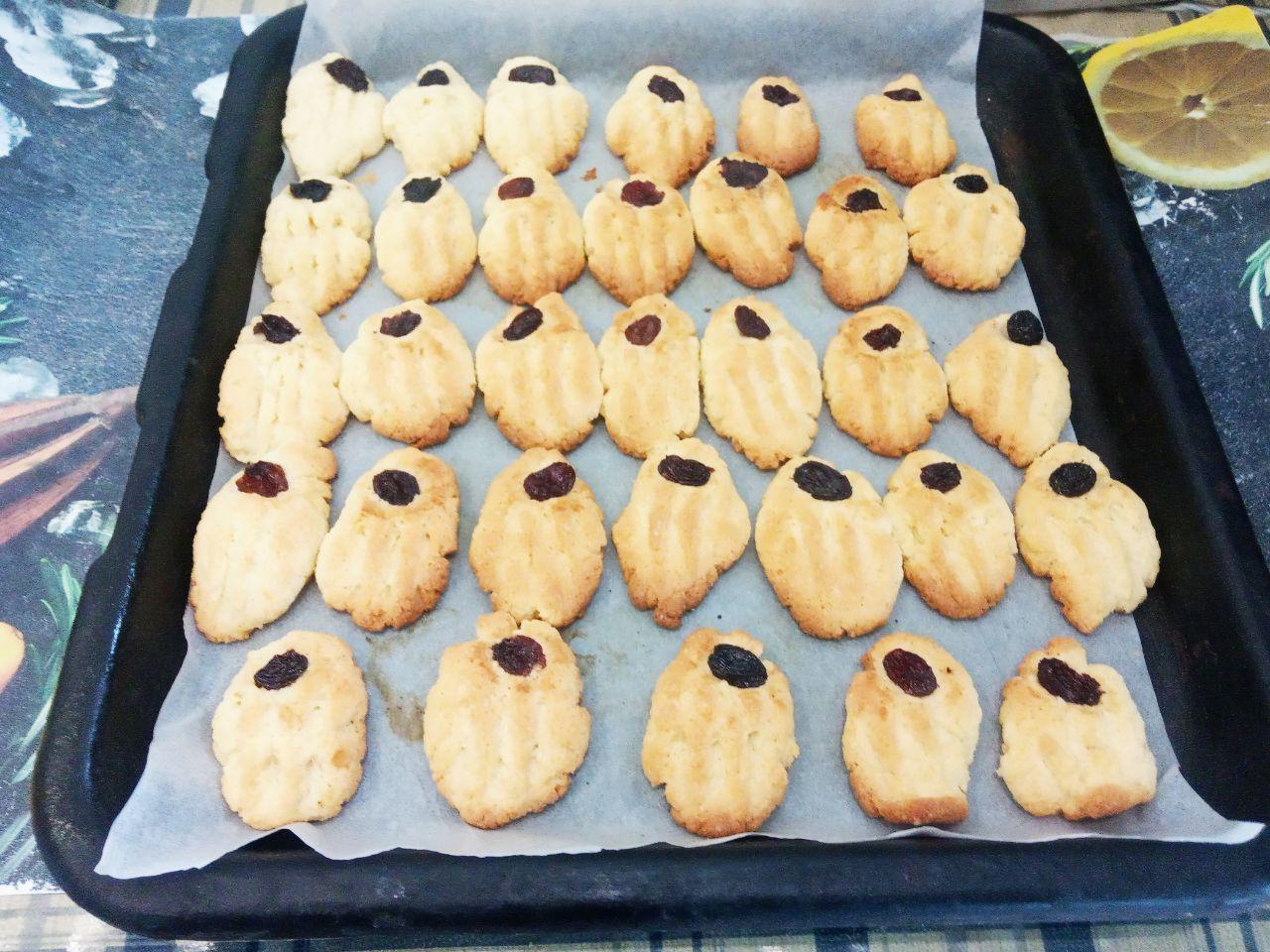 Печенье рассыпчатое и мягкое, на растительном масле: Духовку разогреваем до 170 С и выпекаем печенье около 20 минут до готовности.