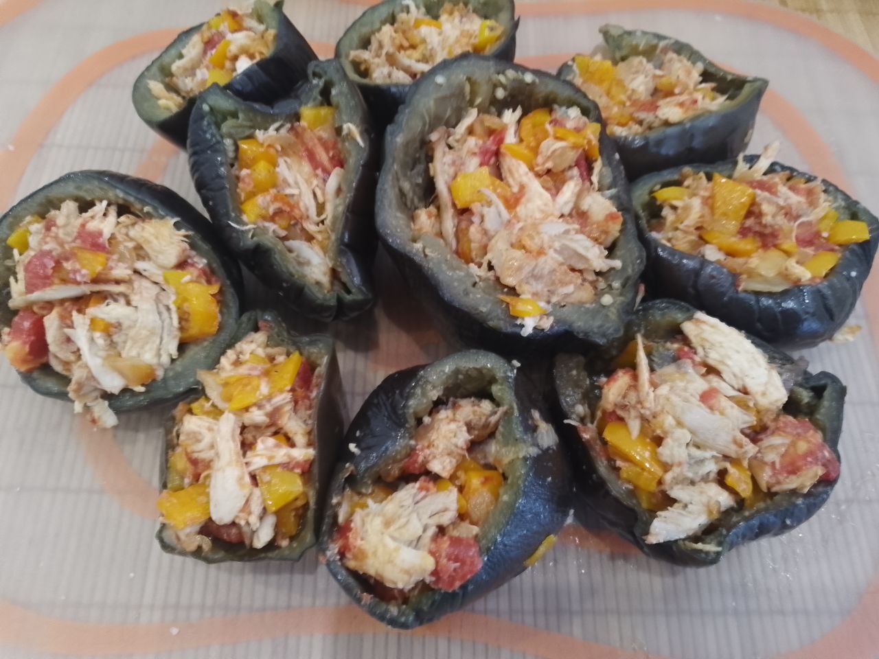 Баклажаны с начинкой из мяса и овощей, в духовке: Баклажаны наполняем начинкой и укладываем на противень, застланный пергаментом.